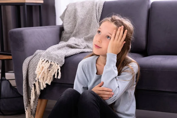 Close Uma Garota Deprimida Sentada Frente Sofá — Fotografia de Stock