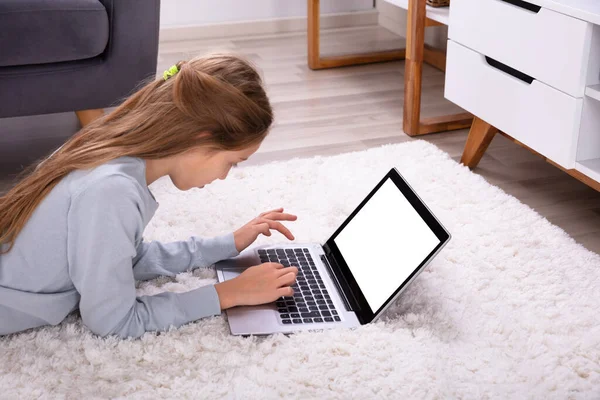 Vista Lateral Uma Menina Usando Laptop Com Tela Branca Branco — Fotografia de Stock