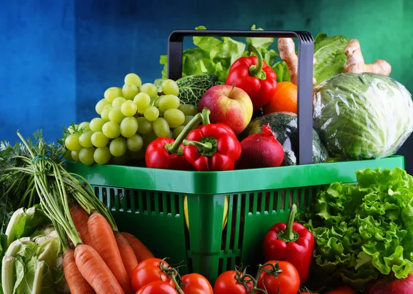 Fruits Légumes Frais Biologiques Dans Panier Plastique — Photo