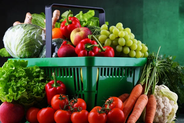 Fruits Légumes Frais Biologiques Dans Panier Plastique — Photo