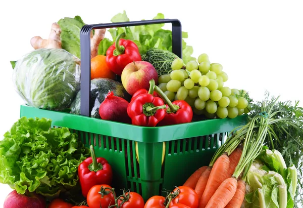 Plastik Alışveriş Sepetinde Taze Organik Meyve Sebzeler — Stok fotoğraf