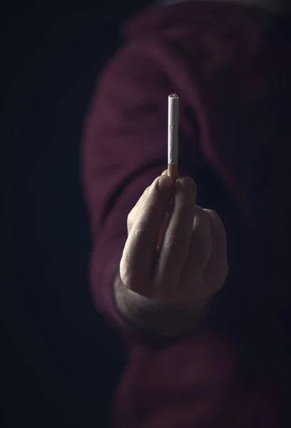 Mann Verschenkt Ganze Zigarette Raucherentwöhnung Bei Schwachem Licht — Stockfoto