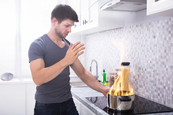 Jovem Chocado Olhando Para Cozinhar Panela Queimando Com Fogo Fogão — Fotografia de Stock