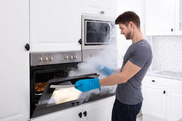 Jovem Vestindo Luvas Forno Abertura Enchido Com Fumaça Cozinha — Fotografia de Stock