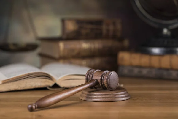 法律のテーマ 裁判官のマレット 木製の砂利 — ストック写真