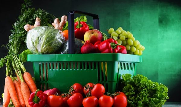 Plastik Alışveriş Sepetinde Taze Organik Meyve Sebzeler — Stok fotoğraf