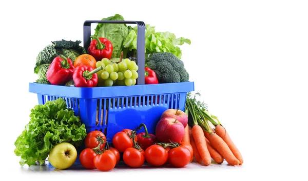 Fruits Légumes Biologiques Frais Dans Panier Plastique Isolé Sur Blanc — Photo