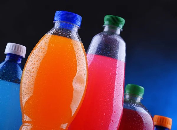 さまざまな色の各種炭酸ソフトドリンクのペットボトル — ストック写真