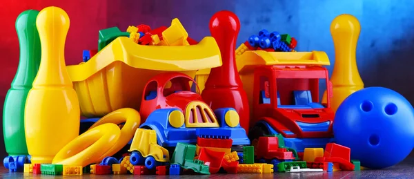 彩色塑料儿童玩具构图 — 图库照片
