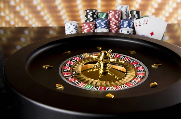 扑克芯片在赌桌 轮盘在运动 赌场背景 — 图库照片