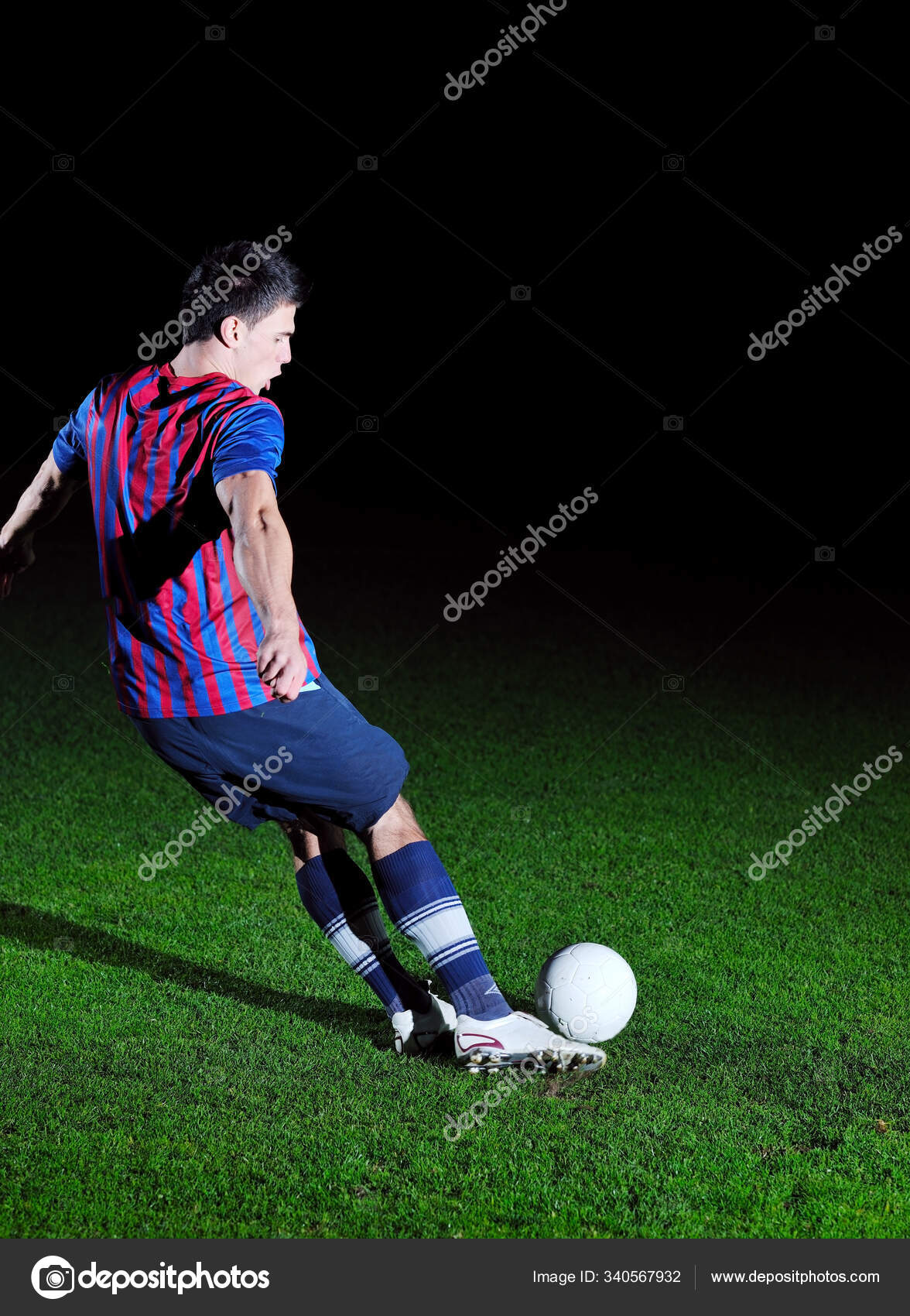 Jogador de futebol forte com bola de futebol no fundo branco isolado