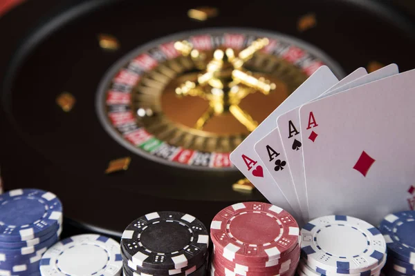 カジノで実行されているルーレットホイール ポーカーチップ — ストック写真