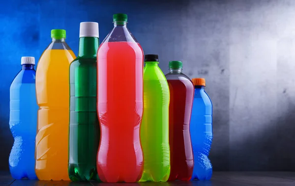 Plastikflaschen Mit Verschiedenen Kohlensäurehaltigen Limonaden Verschiedenen Farben — Stockfoto