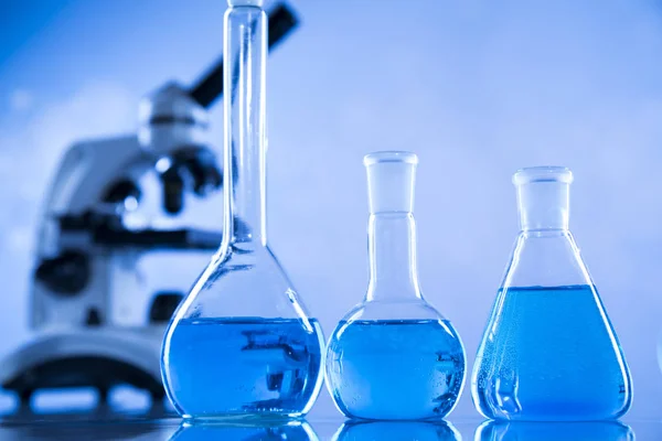 Béquer Laboratório Experimento Ciência Fundo Azul — Fotografia de Stock