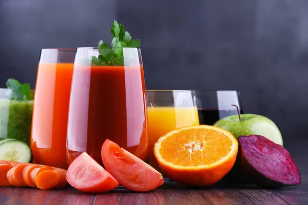 Glasögon Med Färska Ekologiska Grönsaker Och Fruktjuicer Avgiftningsdiet — Stockfoto