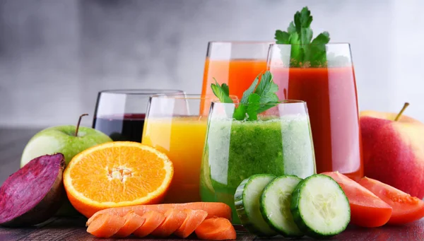 Glasögon Med Färska Ekologiska Grönsaker Och Fruktjuicer Avgiftningsdiet — Stockfoto