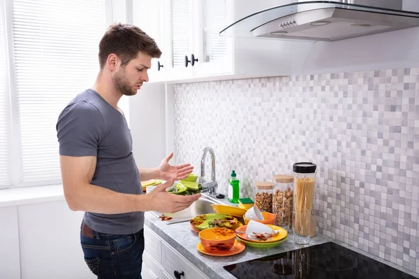 Triste Joven Mirando Sucios Utensilios Cerca Del Fregadero Cocina —  Fotos de Stock