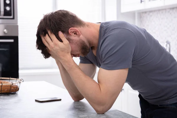 Frustrierter Mann Verdeckt Sein Gesicht Mit Zwei Händen Die Küche — Stockfoto