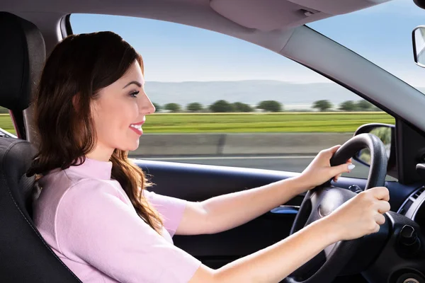 Vista Laterale Una Giovane Donna Che Viaggia Auto — Foto Stock