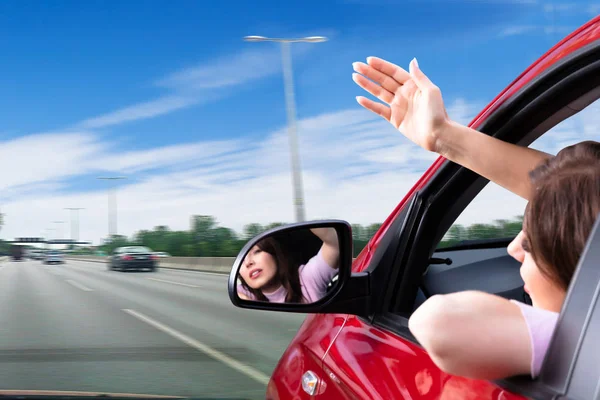 Genç Kadın Araba Pencereden Dışarı Bakarken Jest Yapma — Stok fotoğraf