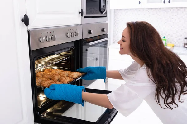 Oldalnézetből Egy Boldog Fiatal Tálca Sült Croissant Eltávolítása Sütő — Stock Fotó