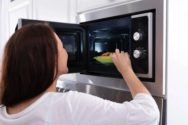 Close Uma Jovem Mulher Aquecendo Alimentos Fritos Forno Microondas — Fotografia de Stock