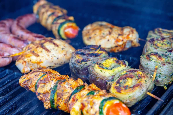 Verschiedene Fleisch Und Wurstsorten Auf Gasgrill — Stockfoto