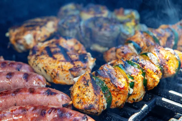 Verschiedene Fleisch Und Wurstsorten Auf Gasgrill — Stockfoto