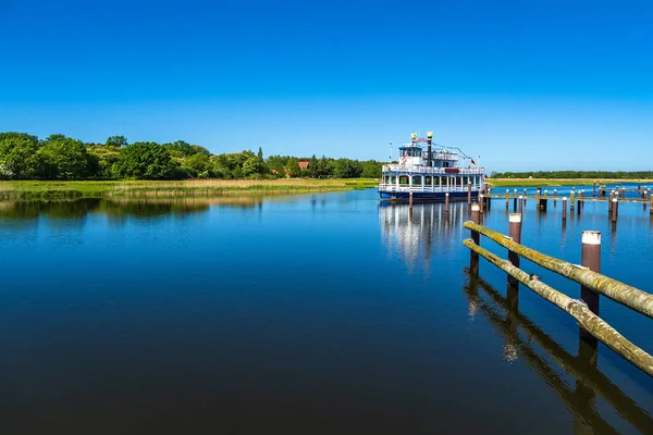 Paisagem Com Barco Recreio Prerow Alemanha — Fotografia de Stock