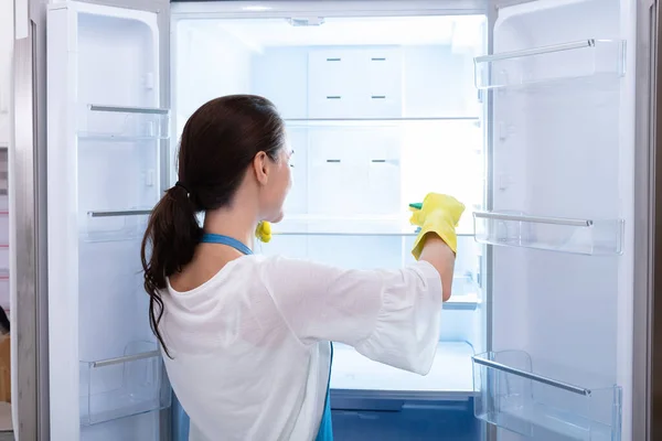 Rückansicht Einer Jungen Frau Mit Handschuhen Die Kühlschrank Mit Schwamm — Stockfoto