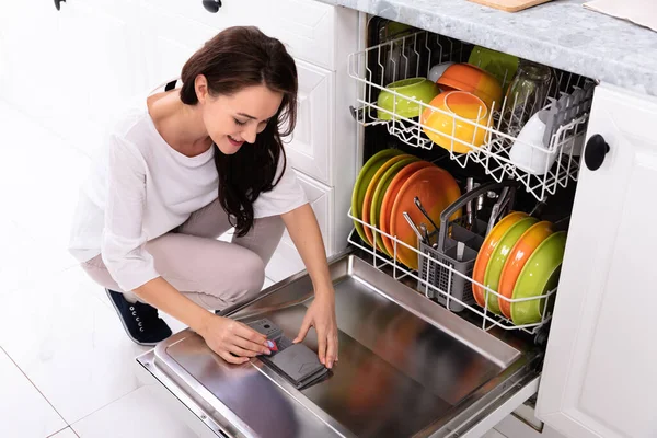 Mujer Joven Feliz Poniendo Jabón Tableta Caja Del Lavavajillas — Foto de Stock