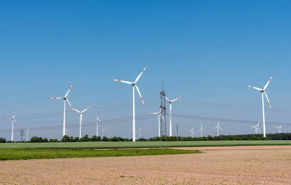Bovengrondse Elektriciteitsleidingen Moderne Windturbines Velden Duitsland — Stockfoto