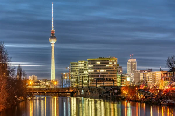 Rio Spree Famosa Torre Televisão Alguns Edifícios Escritórios Berlim Noite — Fotografia de Stock