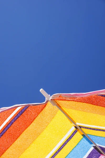 Dettaglio Ombrelloni Colorati Spiaggia Una Giornata Estiva Soleggiata — Foto Stock