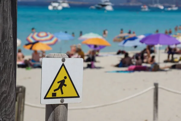 Drop Warning Sign Falling Edge Yellow Triangle Warning Sign Beach — Stock Photo, Image