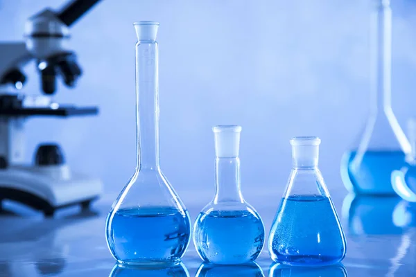 Laboratoriumbekers Wetenschappelijk Experiment Blauwe Achtergrond — Stockfoto