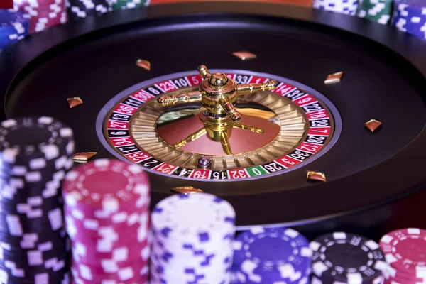 扑克芯片在赌桌 轮盘在运动 赌场背景 — 图库照片