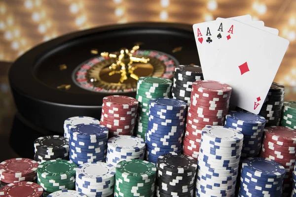 ゲーム テーブル ルーレット ポーカー用のチップ — ストック写真