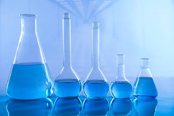 Εργαστηριακή Έρευνα Και Ανάπτυξη Υάλινα Επιστημονικά Είδη Για Χημικά Πειράματα — Φωτογραφία Αρχείου
