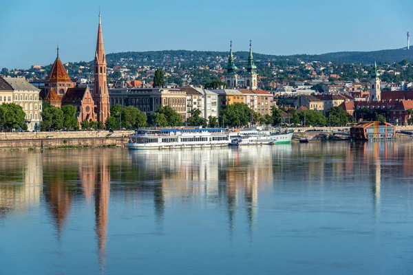 Nábřeží Pohled Budapešti Krásně Odráží Řece Dunaj — Stock fotografie
