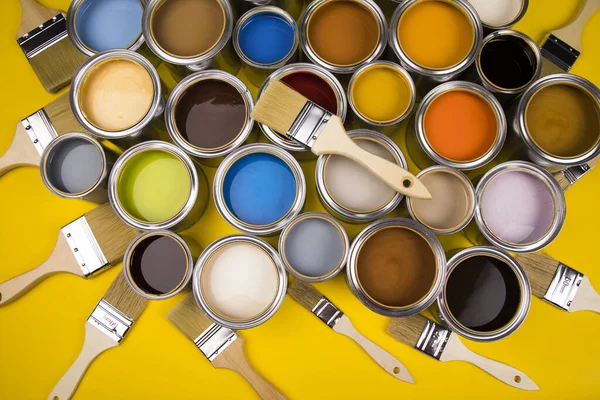 Latas Metal Con Pintura Color Pincel — Foto de Stock