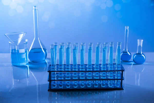Εργαστηριακή Έρευνα Και Ανάπτυξη Υάλινα Επιστημονικά Είδη Για Χημικά Πειράματα — Φωτογραφία Αρχείου