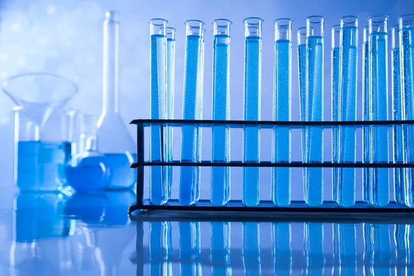 Zlewki Laboratoryjne Eksperyment Naukowy Niebieskie Tło — Zdjęcie stockowe
