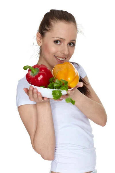 年轻美丽的女人 背景是白色的新鲜蔬菜 健康食品的概念 — 图库照片