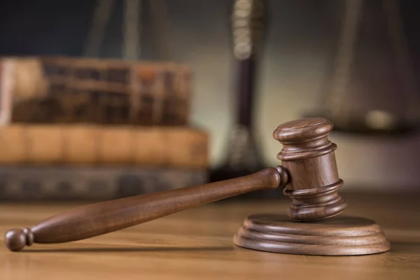 法律のテーマ 裁判官のマレット 木製の砂利 — ストック写真