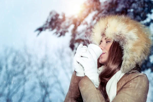 마음이 여성은 눈덮인 나무들 사이에서 뜨거운 커피를 기쁘게 마십니다 날씨에 — 스톡 사진