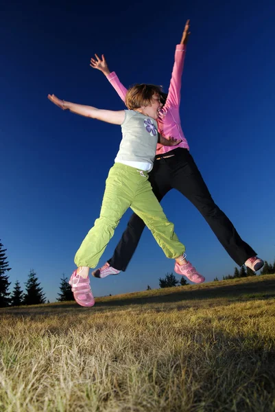 Chicas Felices Saltando Aire — Foto de Stock