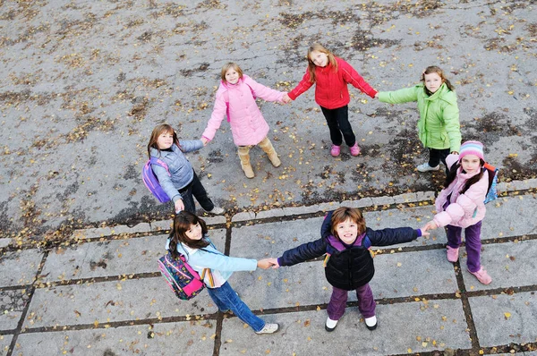 Щаслива Молода Дитина Група Відкритому Повітрі Стоїть Разом Формуванні Кола — стокове фото