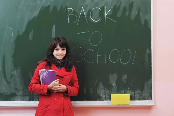 解決策を見つけると 問題解決の数学の授業で幸せな学校の女の子 — ストック写真