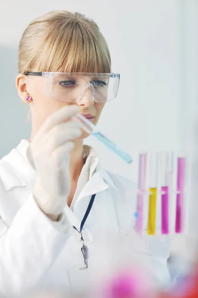 Läkare Student Kvinnliga Forskare Håller Upp Ett Provrör Kemi Ljusa — Stockfoto
